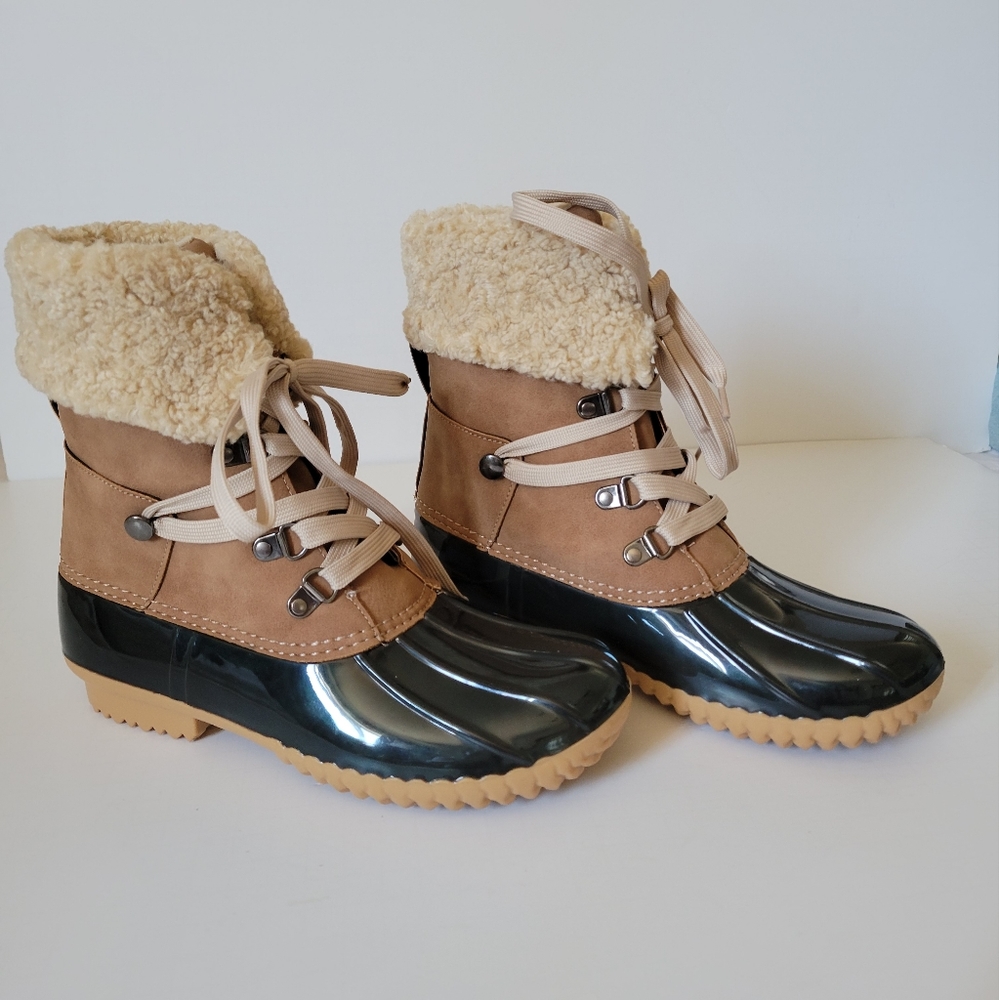 NWOT Dolce Vita Ulito duck boots size 6.5 sherpa collar lace up lightweight